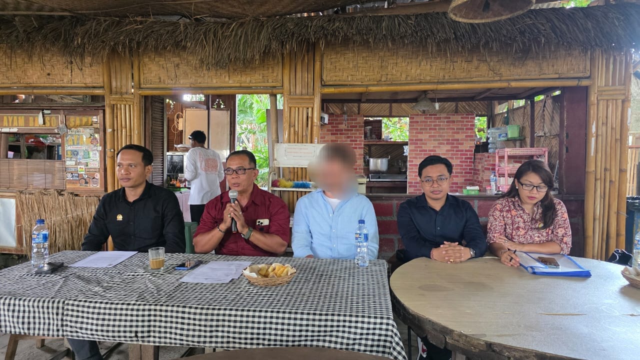 LAPORAN: Agustin Baltzer Toloza diapit ti kuasa hukum. Putu Bagus Budi Arsawan, SH, Mkn; Nurdin, SH.,MH. C. Me; ⁠Aryantha Wijaya, SH; dan ⁠Cokorda Istri Raka Ekawati, SH