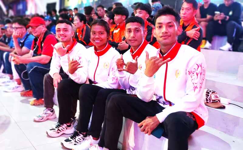 PERCAYA DIRI TINGGI  : Kontingen Bali (putih) saat acara pembukaan Kejurnas.( Foto: Pertina Bali untuk Radar Bali)