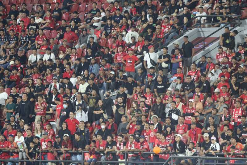 PERLU GEMUURUH SUPORTER : Suasana Tribun Stadion Kapten I Wayan Dipta dengan ribuan pendukung Serdadu Tridatu sangat diperlukan.(Miftahuddin)