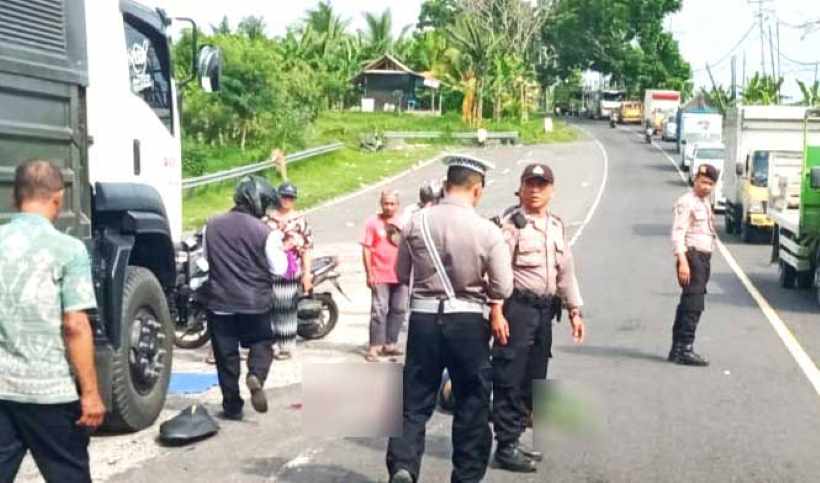 GELAR OLAH TKP: Polisi menggelar Olah TKP kecelakaan dan pemasangan water barrier di TKP kecelakaan agar tidak ada lagi truk parkir liar. (Satlantas Jembrana)