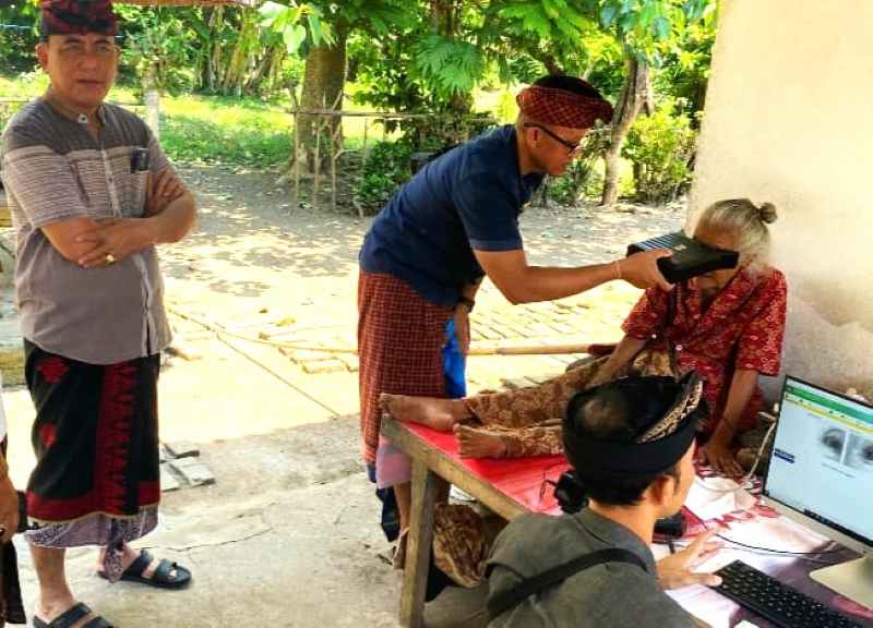 WAJIB SABAR DAN TELATEN: Petugas Disdukcapil Jembrana menuntaskan perekaman KTP elektronik jemput bola ke rumah lansia .(Foto Disdukcapil Jembrana)