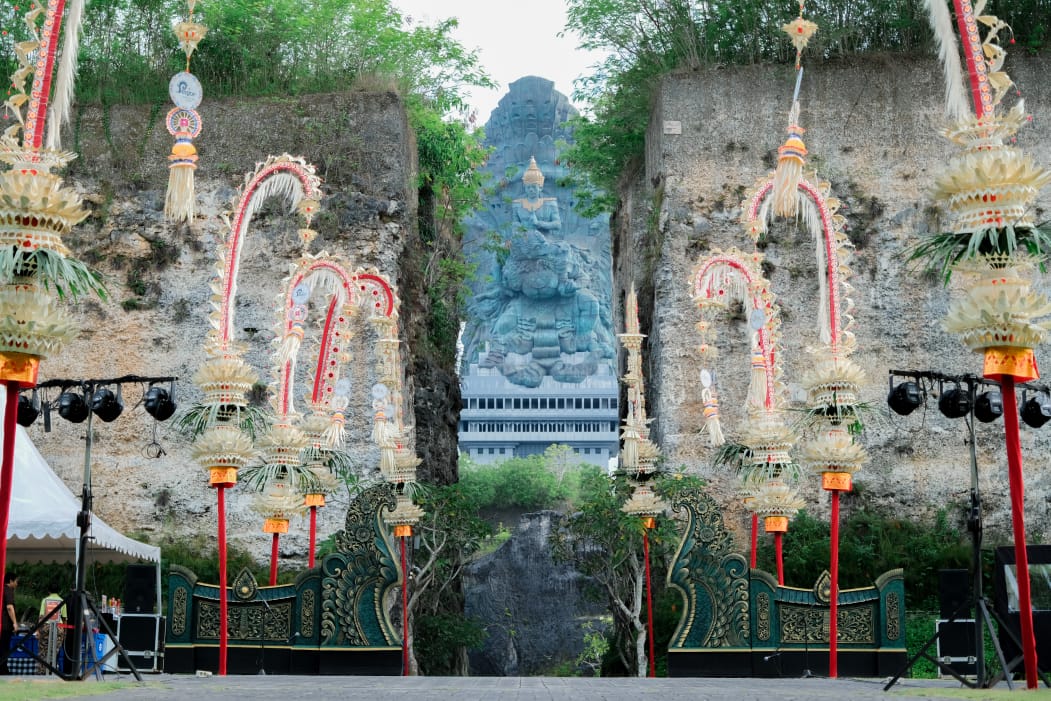 KOMBINASI PESONA: Patung Garuda Wisnu Kencana (GWK) tambah gagah nan indah diantara ruang penjor wujud persembahan sambut Galungan dan Kuningan tahun 2025 ini.