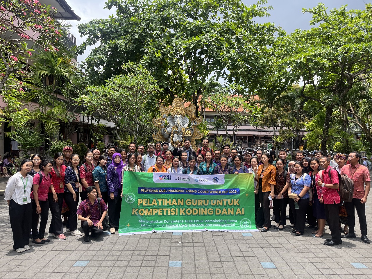 Para peserta dan mentor dalam Pelatihan Guru Nasional YCWC 2025 oleh Timedoor Academy, yang didukung oleh Kemenparekraf.