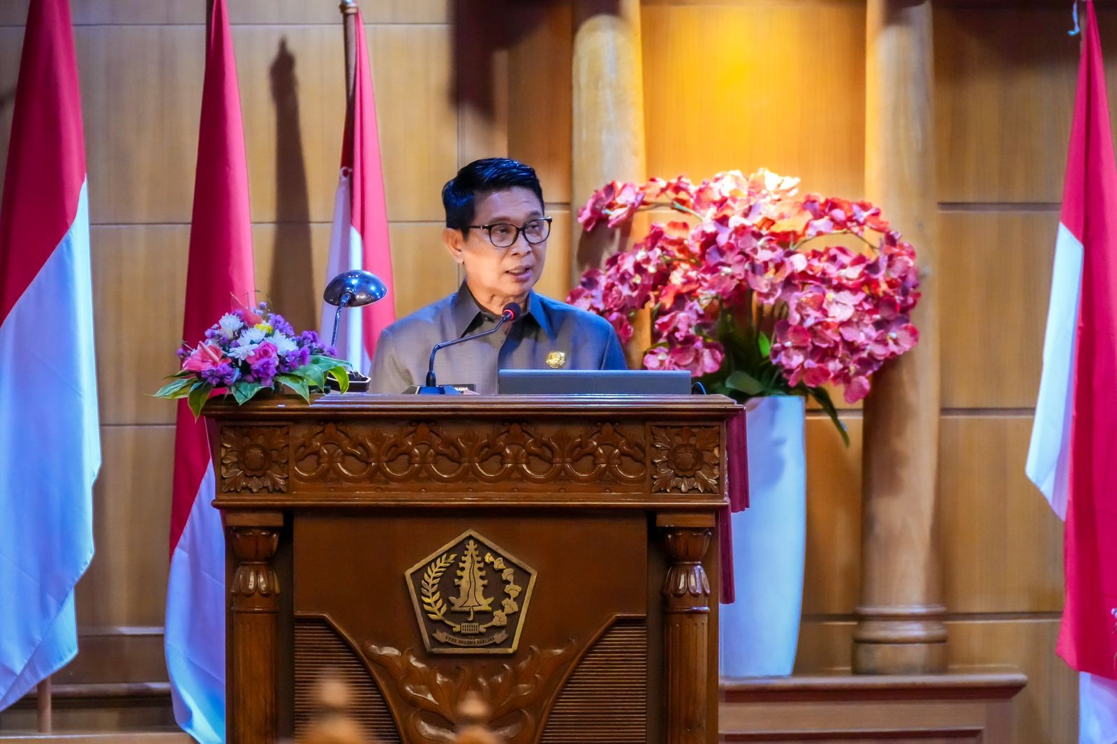 Bupati Wayan Adi Arnawa saat menyampaikan dua dokumen Raperda dalam Rapat Paripurna DPRD Badung di Ruang Utama Gosana, Kantor DPRD Badung, Rabu (29/10).