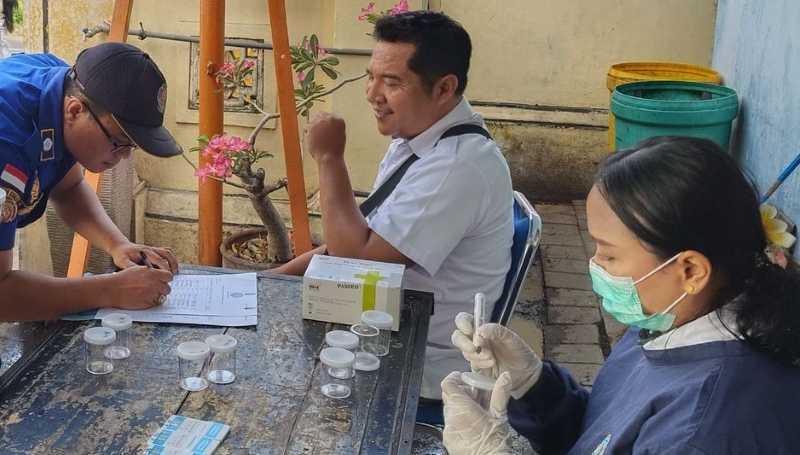 TES URINE MENDADAK: Jajaran pegawai di Dinas Damkar Buleleng mengikuti tes urine yang difasilitasi BNNK Buleleng. Dari 15 sampel acak, semuanya negatif.(foto:Pemkab Buleleng)