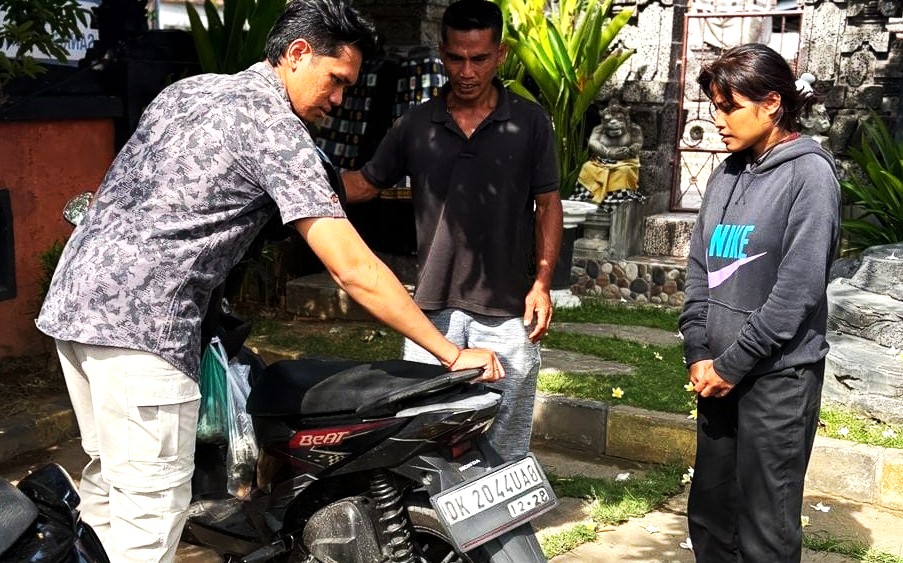 SUDAH KETEMU: Putu Rina Widiasih dan kendaraannya ketika ditemukan polisi. Ia hilang dua hari, setelah pamit pergi kerja.( Foto: Polres Buleleng untuk Radar Bali)