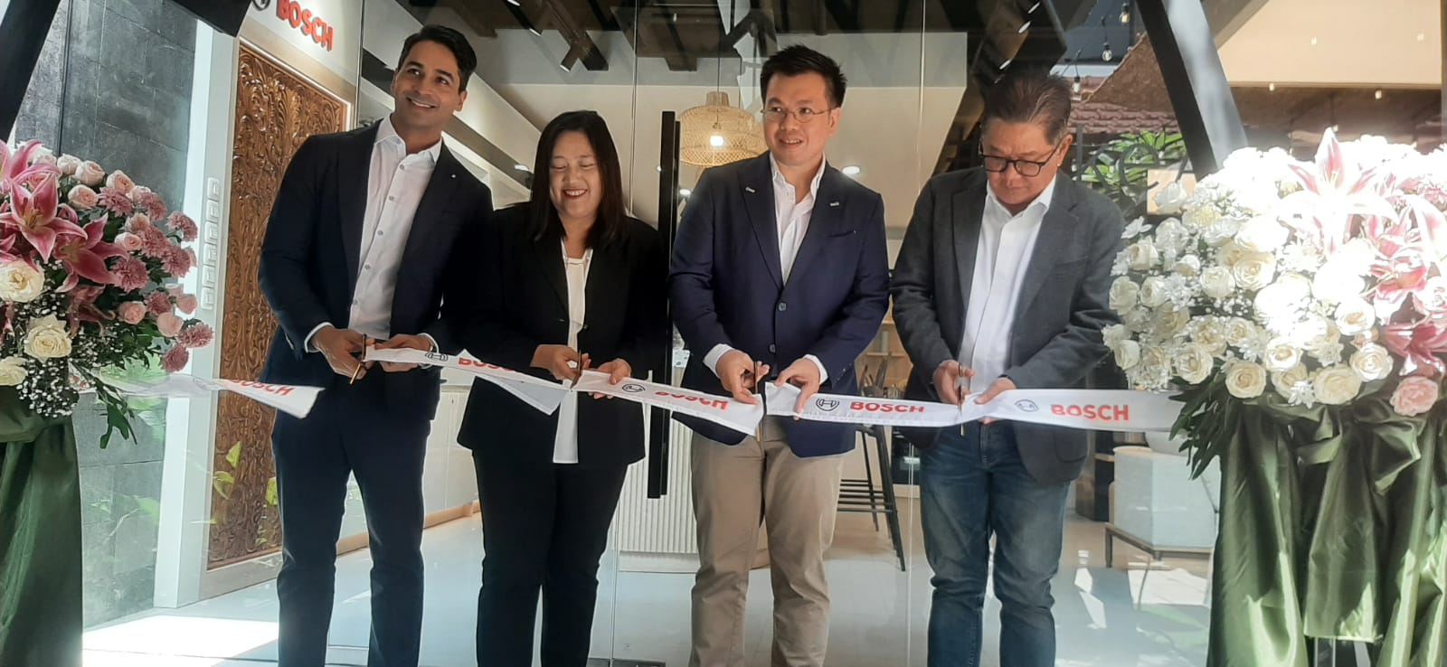 CEO Bosch Home Appliances Indonesia, Anil Narula (paling kiri) dan jajaran direksi yang BOSCH lainnya saat opening  Toko Bosch Home Experience Center, di jalan Teuku Umar 222-A Denpasar, 29 Oktober