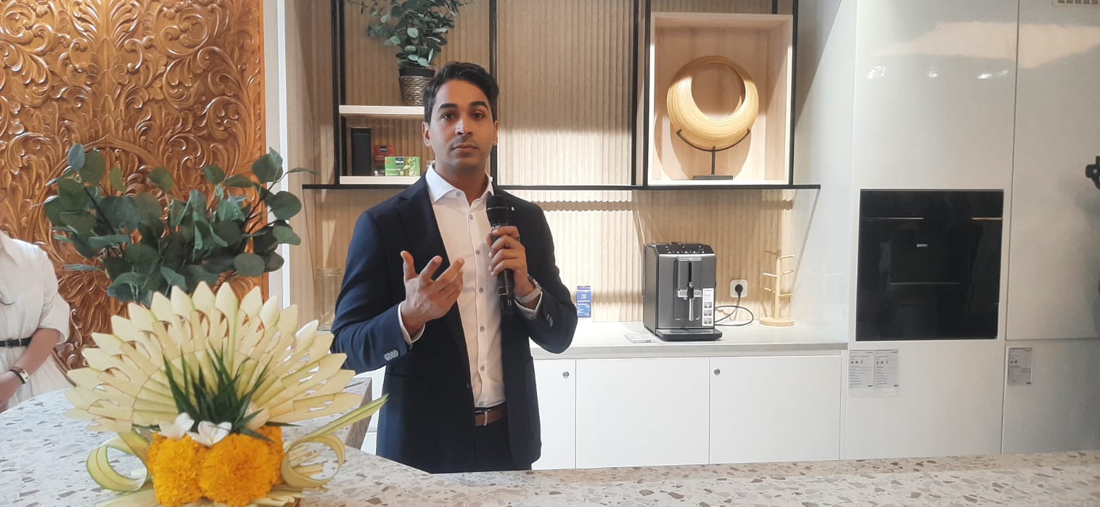 CEO Bosch Home Appliances Indonesia, Anil Narula, saat demonstrasi racikan kopi di toko barunya.