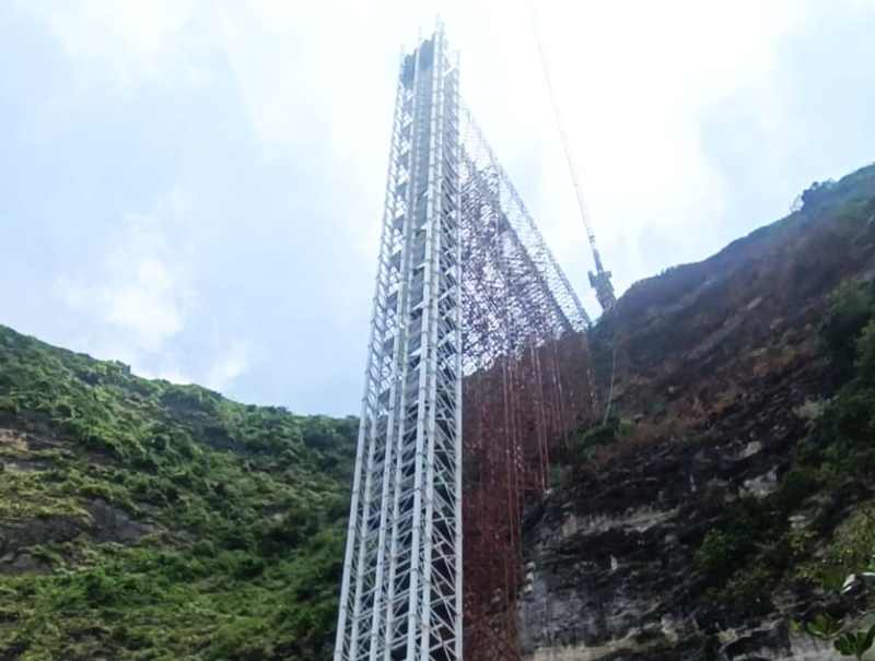 JADI POLEMIK: Proyek lift kaca atau glass viewing platforms di Pantai Kelingking, Banjar Karang Dawa, Desa Bungamekar, Nusa Penida.(istimewa)