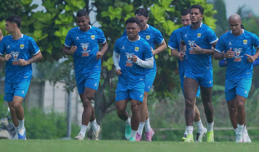 JAGA REKOR - Para pemain Persib dalam latihan jelang bertemu Bali United di pekan ke-10 Super League. Persib berambisi menggeser Persija di klasemen sekaligus menjaga rekor clean sheet selama Oktober.