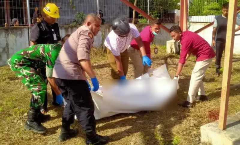 EVAKUASI JENAZAH : Seorang mahasiswa Stikes Muhammadiyah Kota Lhokseumawe, Aceh, berinisial DH, dari menara setinggi 75 meter. (istimewa)