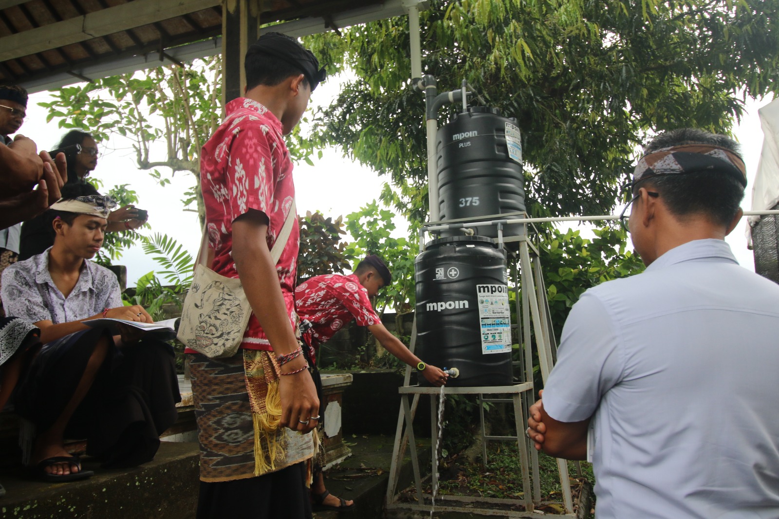 INOVATIF: Siswa Kelas XII/5, Putu Krishna Jaya Mahendra, 17 tampak bersemangat menjelaskan Tower Tandon Ganda yang meraih juara 1 nasional