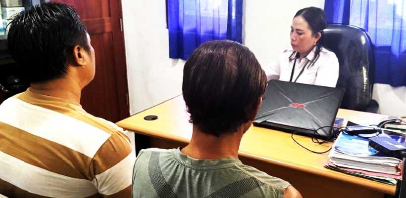 SEMPAT MENGGERTAK : Pemeriksaan terhadap Made K dan Gusti SU. Tes urine-nya menunjukkan ia positif narkotika..(foto:Polres Buleleng)
