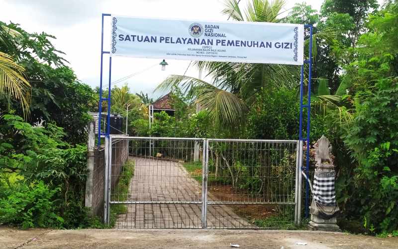 DITUTUP SEMENTARA : SPPG di Kelurahan Baler Bale Agung yang ditutup sementara oleh BGN. (foto: M.Basir)