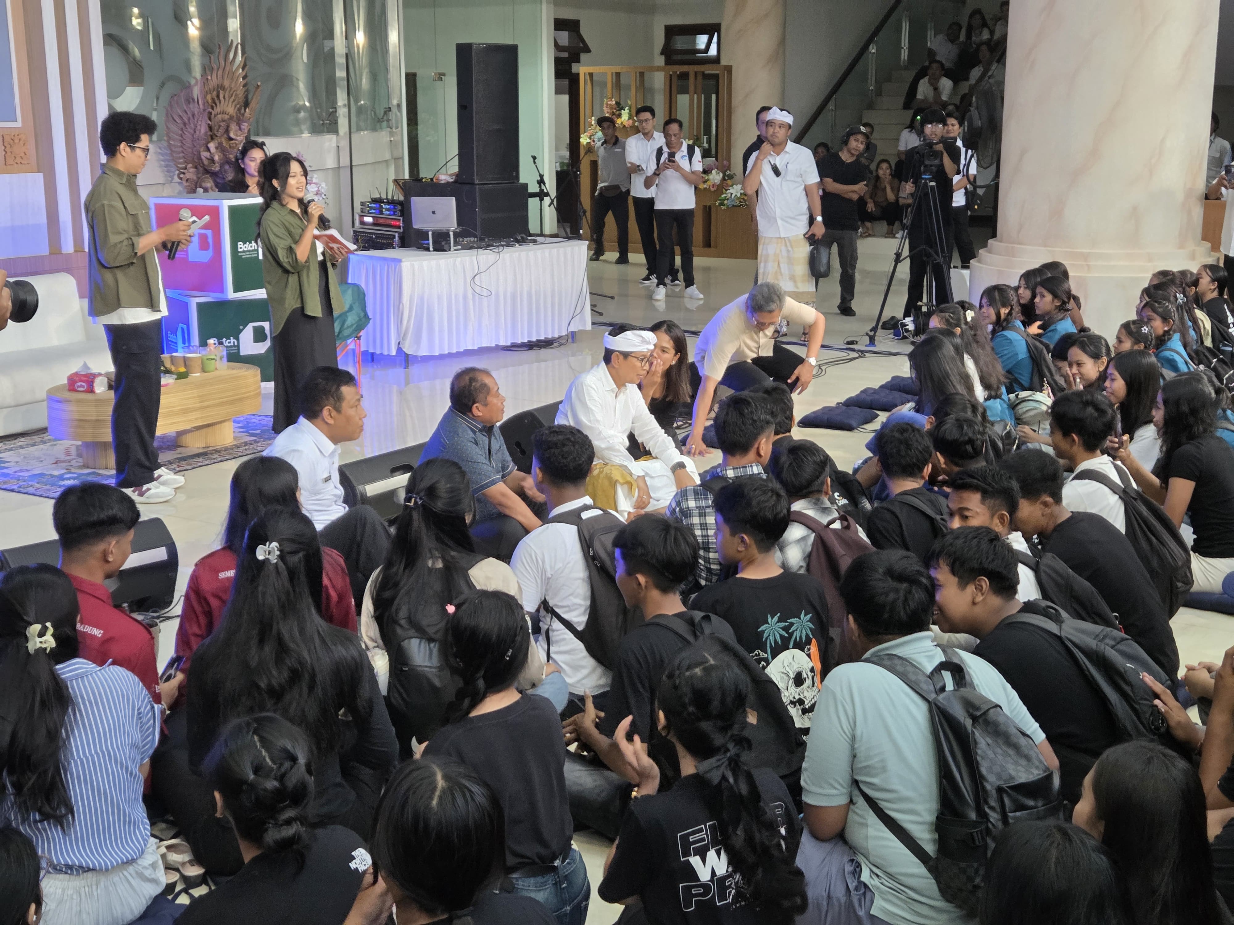 Bupati Badung Adi Arnawa saat Talkshow BATCH di kantor Diskominfo kabupaten Badung, Kamis (30/10). (Marsellus Pampur/Radar Bali)