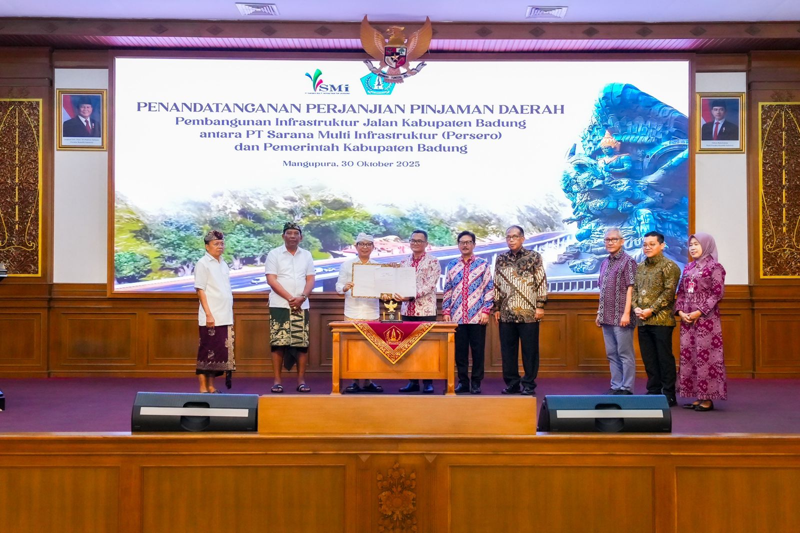 Bupati Wayan Adi Arnawa melakukan penandatanganan Perjanjian Pinjaman Daerah Pembangunan antara PT. SMI dengan Pemkab Badung, di Ruang Kertha Gosana, Puspem Badung, Kamis, (30/10).