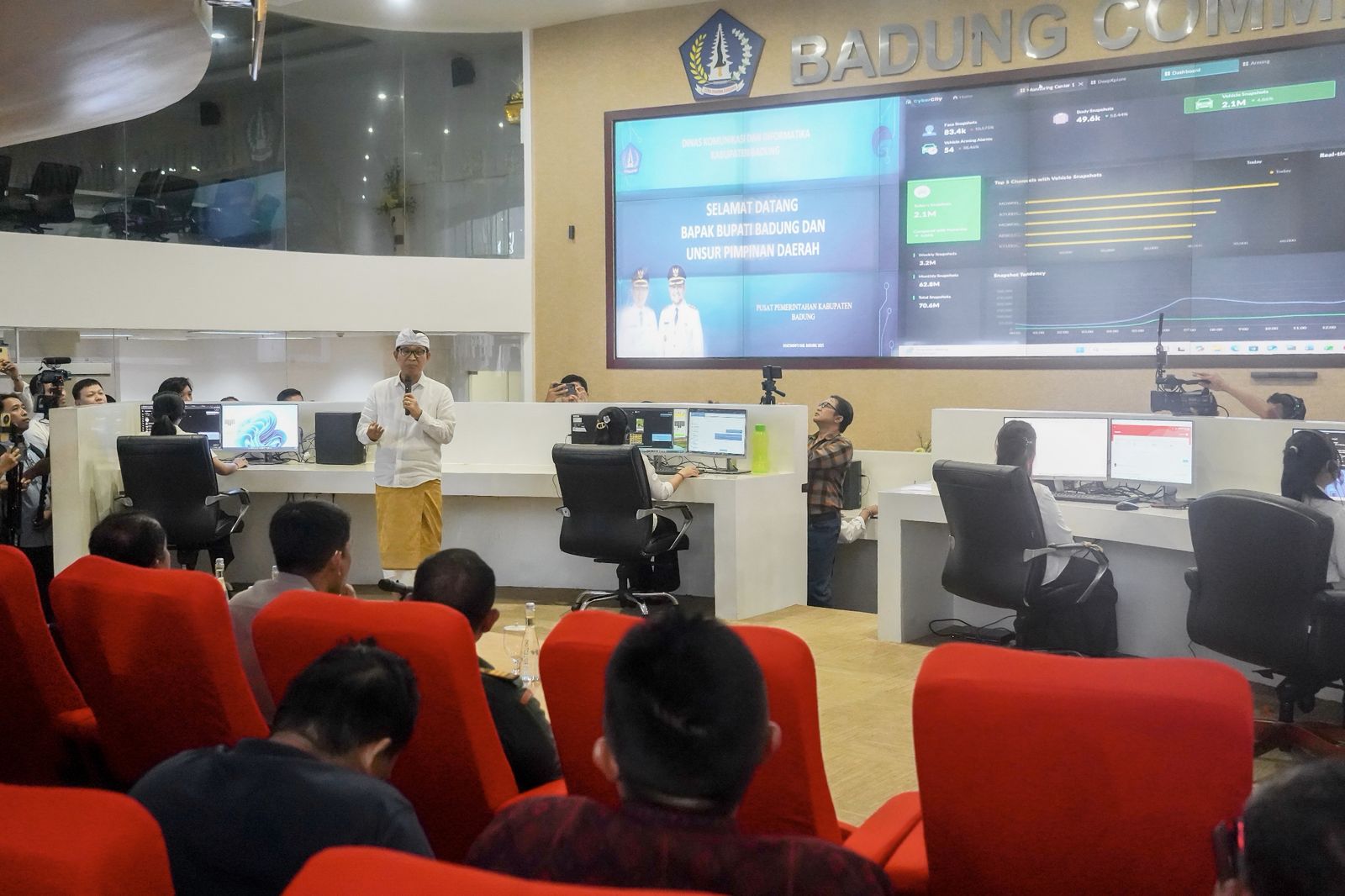 Bupati Wayan Adi Arnawa di Ruang Command Center, Diskominfo Badung, Rabu, (29/10).