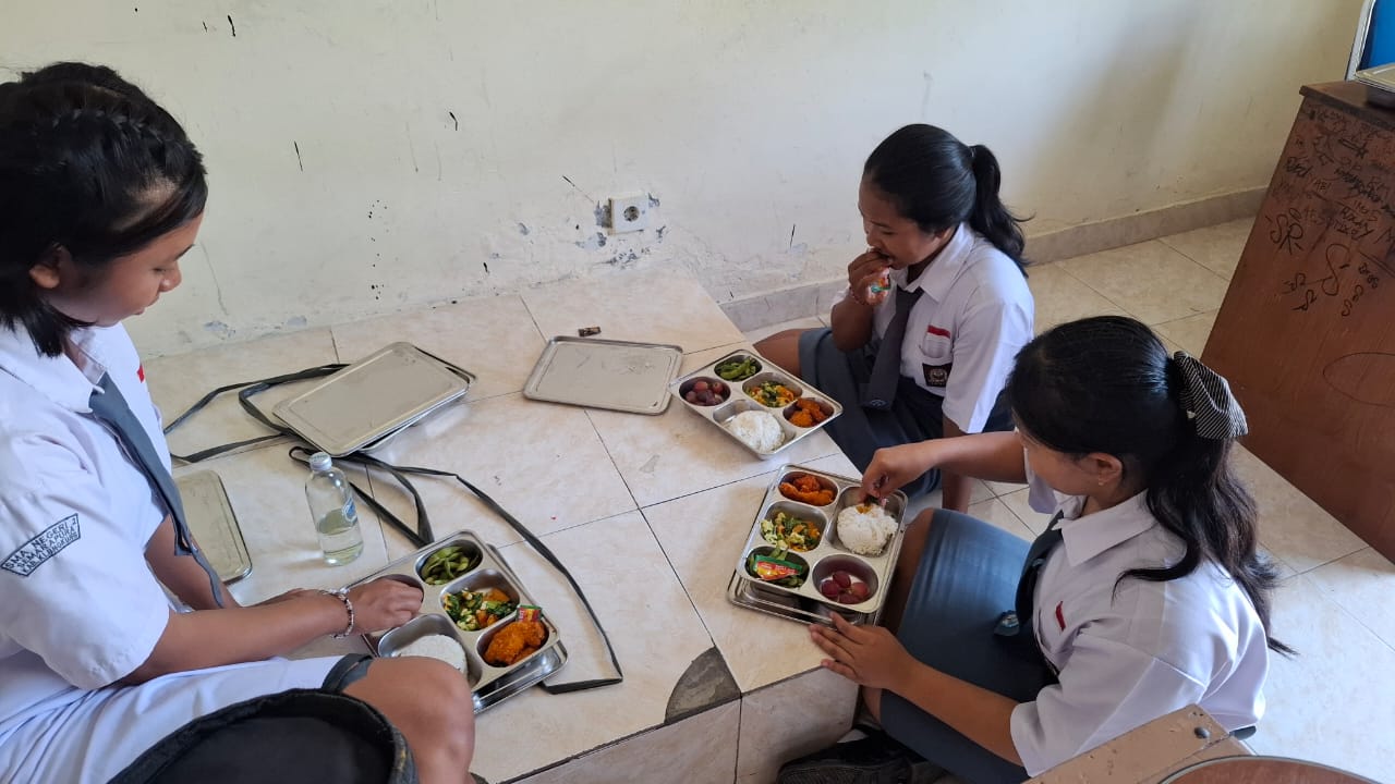 Siswa SMA Negeri 2 Semarapura (Smadara) menyantap MBG. (Dewa Ayu Pitri Arisanti/Radar Bali)