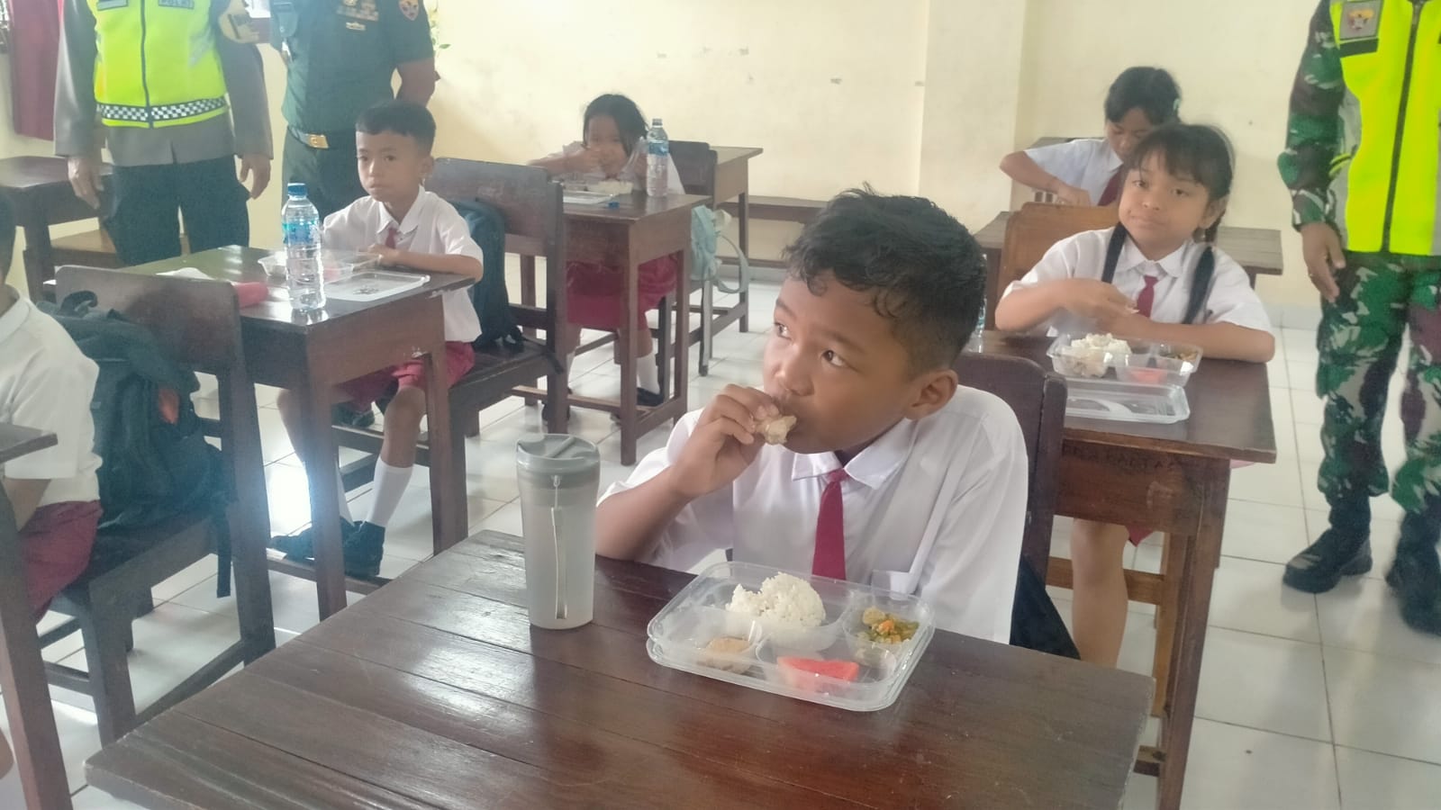 Siswa SD di Tabanan menyantap makanan MBG.
