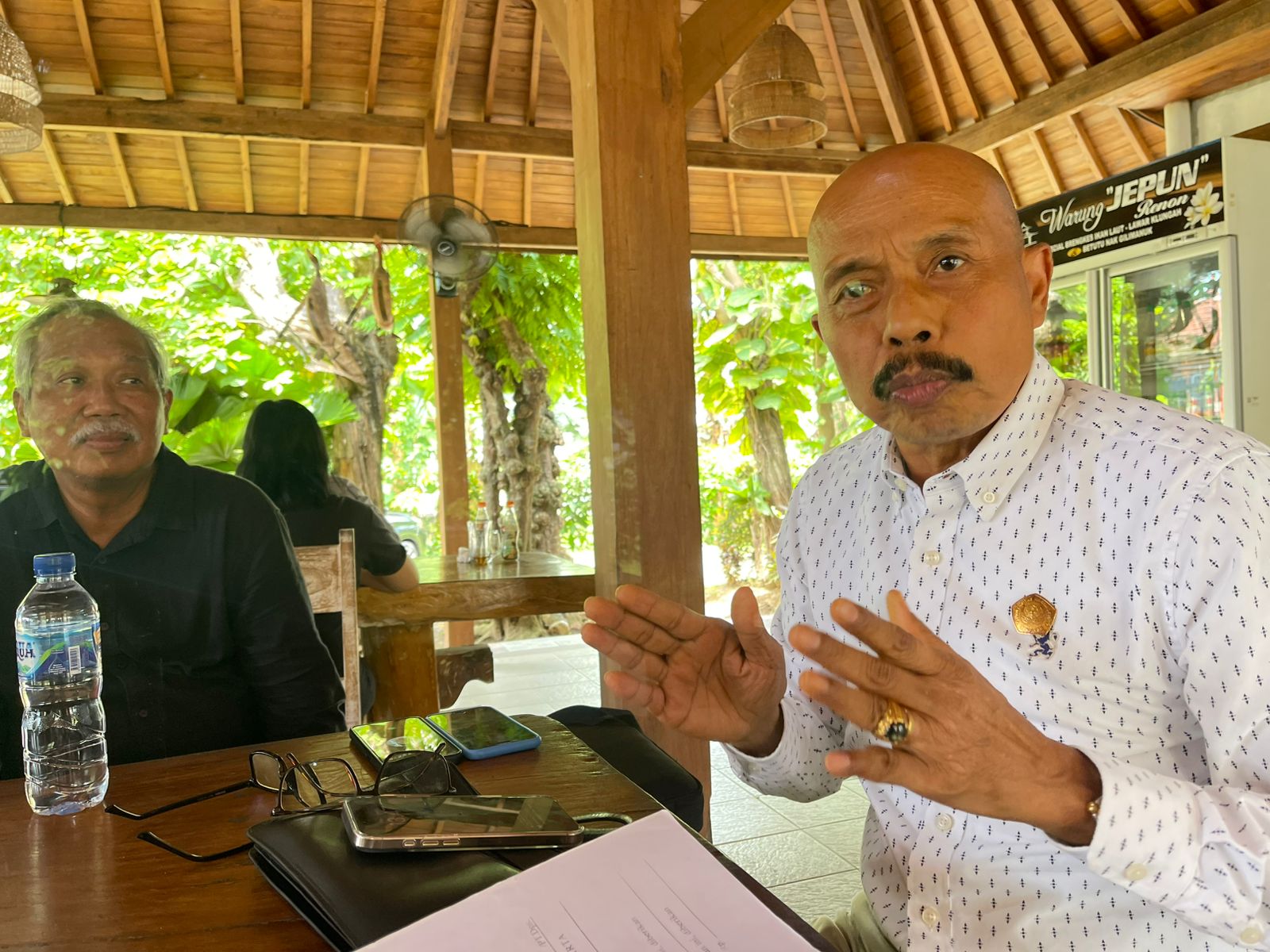 Kuasa hukum Puri Belong Dr. I Nyoman Sujana, SH, MH., (kanan).