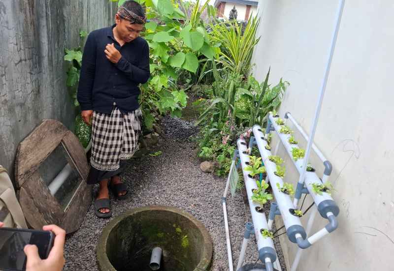 JANGAN ASAL BUANG AIR : Osila, guru dari SD Negeri Besan, Dawan, Klungkung, memperlihatkan teknologi memaksimalkan pemanfaatan air. (Dewa Ayu Pitri Arisanti)