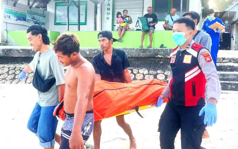 MENINGGAL : Petugas saat membawa jenazah mendiang turis asal Kanada, Frances Colleen Hollywood. (Humas Polres Klungkung)