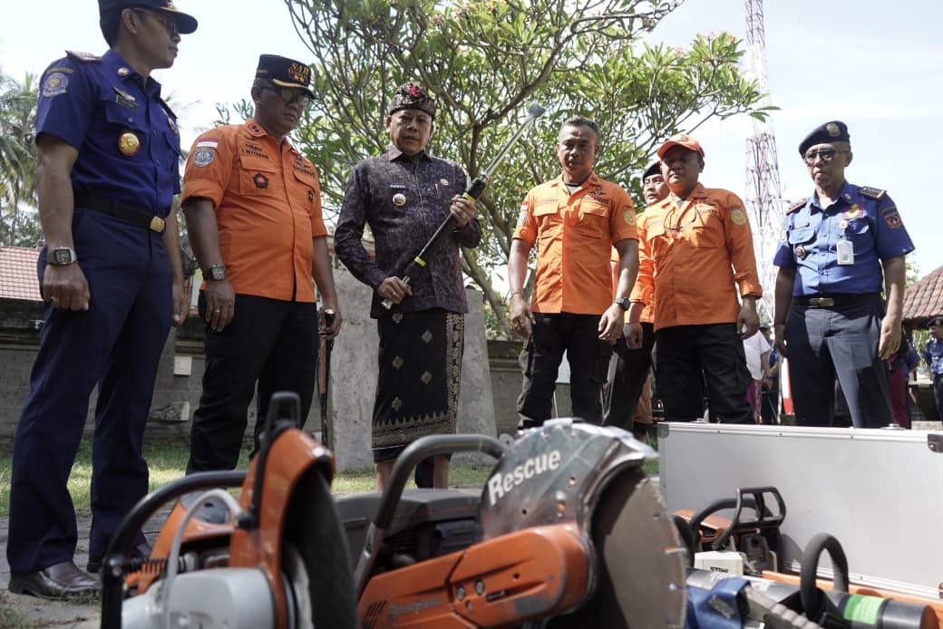 LATIHAN KHUSUS : Puluhan anggota Damkartan Karangasem mengikuti  Pelatihan Urban Search and Rescue (URBANSAR) oleh Basarnas. (ist)