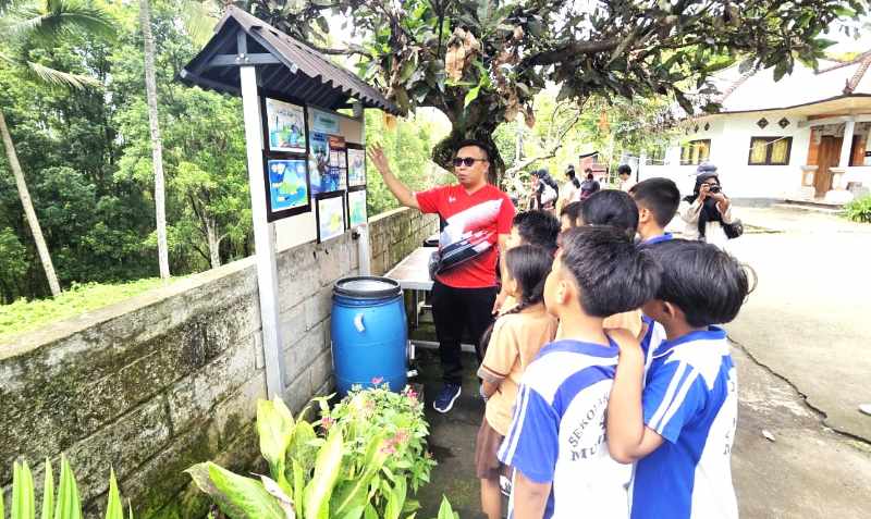 TEKUN: Para siswa sedang diajari tentang bagaimana menjaga konservasi air dan juga pengolahan sampah secara mandiri .( Foto Marsellus Pampur)