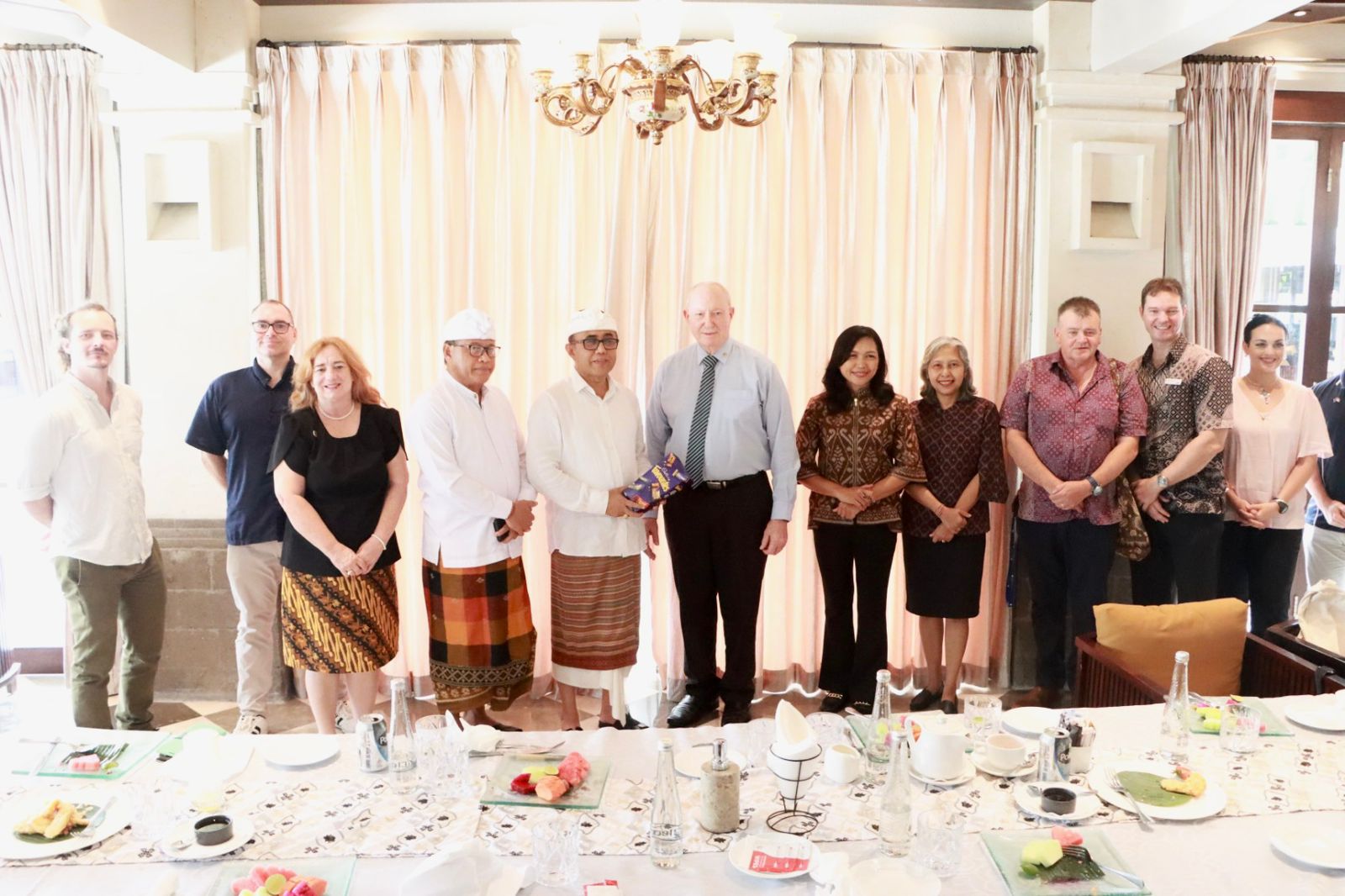 Wali Kota Denpasar I Gusti Ngurah Jaya Negara menerima kunjungan resmi The Honorable Mr. Peter Styles, Lord Mayor of Darwin di Hotel Puri Santrian Sanur, Sabtu (1/11).