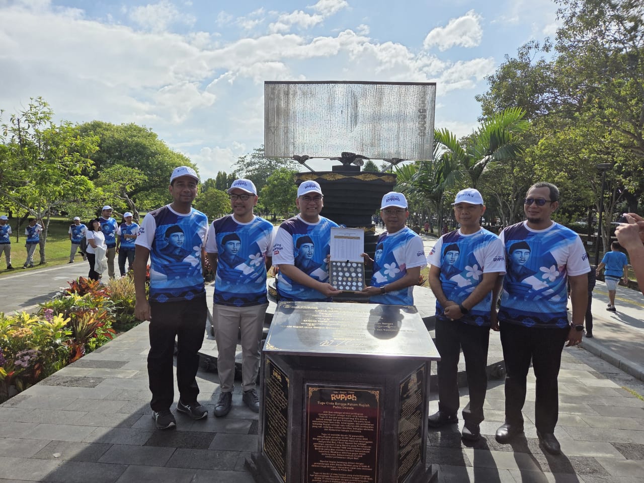 Peresmian tugu Cinta Bangga Paham Rupiah di Renon, Sabtu (1/11) pagi. (Marsellus Pampur/Radar Bali)