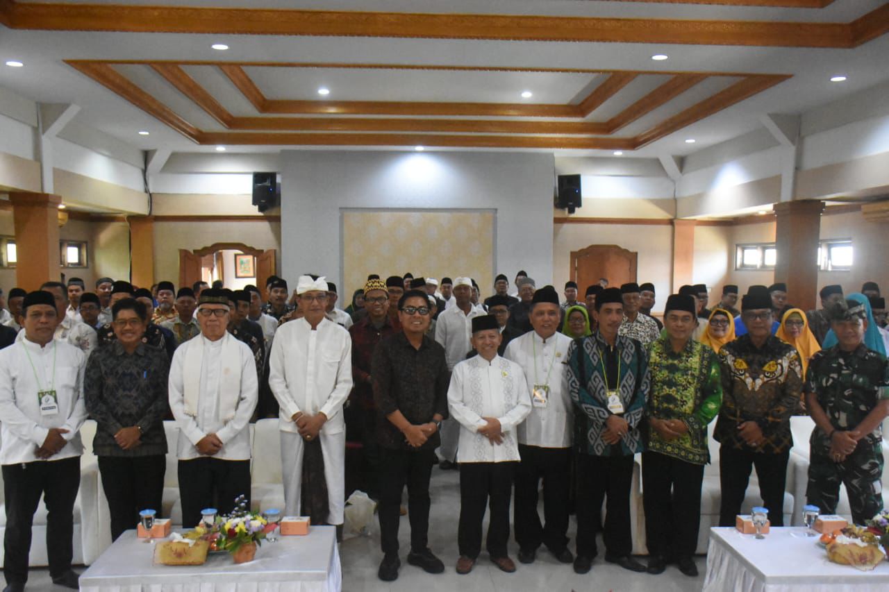 MUSDA: Wakil Walikota Denpasar, I Kadek Agus Arya Wibawa dan Ketua MUI Kota Denpasar KH. Syaefuddin Zaini (posisi tengah) saat MUSDA VII di Gedung Santi Graha, Sabtu 1 November 2025.
