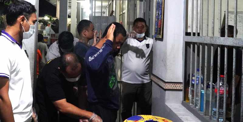 RAZIA MENDADAK : Petugas gabungan mencari barang terlarang di dalam sel Rutan Gianyar yang dihuni para narapidana.(foto:BNN Gianyar)