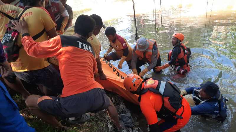 ANGKAT JENAZAH : Petugas gabungan mengangkat jasad korban yang hanyut dan ditemukan di Batuan Kaler, Sukawati.(foto:Polres Gianyar)