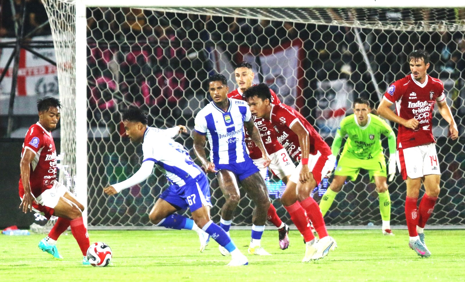 GOL KRUSIAL : Laga Bali United melawan Persib Bandung di Stadion Kapten I Wayan Dipta, Gianyar, Sabtu malam(1/11/2025)berakhir 0-1 untuk Persib.(Miftahuddin/RadarBali)