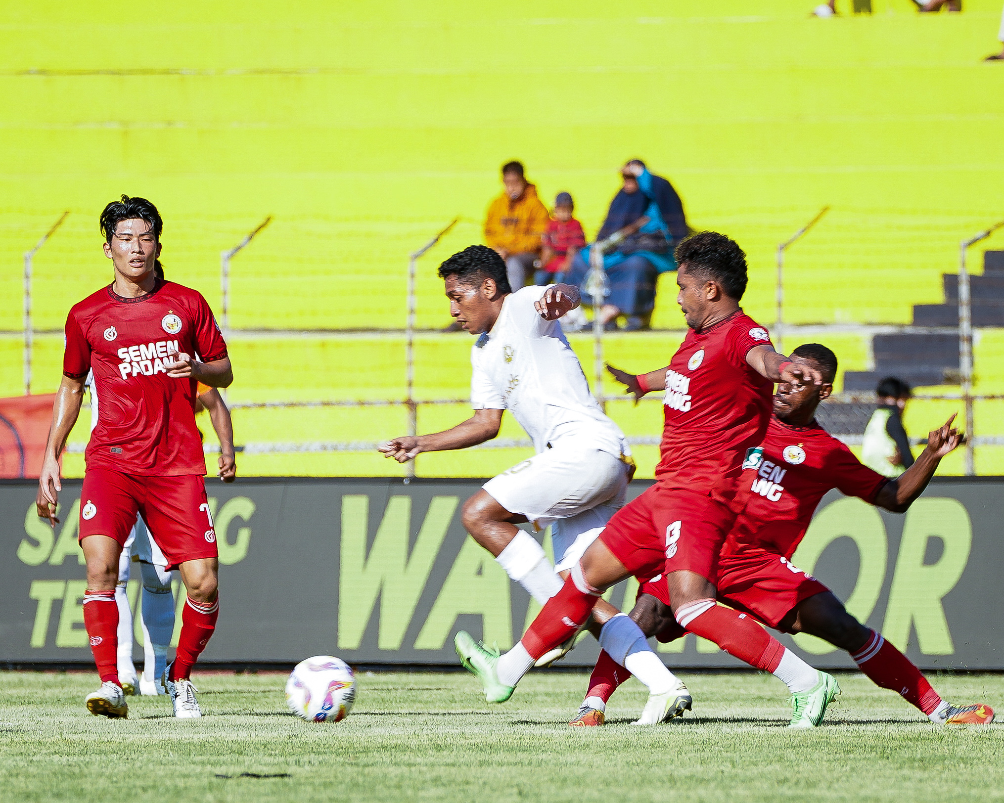 RIVALITAS - Pemain Semen Padang menghadang pemain Arema FC dalam pertandingan di pekan ke-34 Liga 1 Mei lalu.