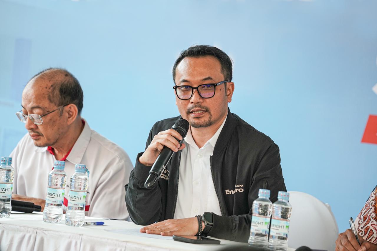 Direktur Utama Pertamina Patra Niaga Mars Ega Legowo Putra (kanan) saat konferensi pers di SPBU 51.601.65 Jemursari, Surabaya, Jumat (31/10/2025).