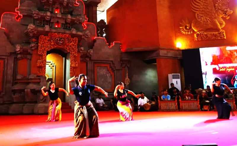 KELAS DUNIA : Suasana persiapan gala dinner di Gedung Kesenian Gde Manik. (Foto KONI Buleleng untuk Radar Bali)