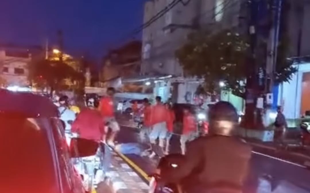 MAIN KEROYOK: Sejumlah pria terlihat melakukan penganiayaan di jalan Mahendadatta Denpasar Kamis malam
