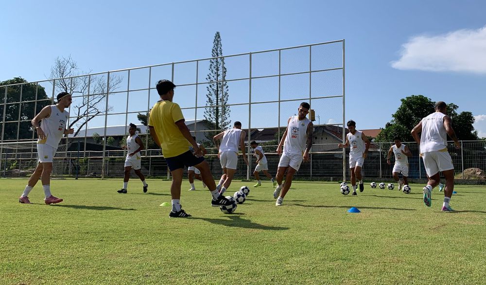 PEMULIHAN - Para pemain Persib melakukan latihan menjelang bertemu Selangor FC di Stadion Gelora Samudera, Kuta, Badung, Bali.