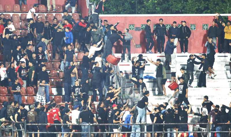 SEMPAT EMOSI : Sejumlah suporter Bali United sempat emosi melempar kursi tribun timur Stadion Kapten I Wayan Dipta,  setelah kebobolan di menit ke 84. (miftahuddin/radar bali)