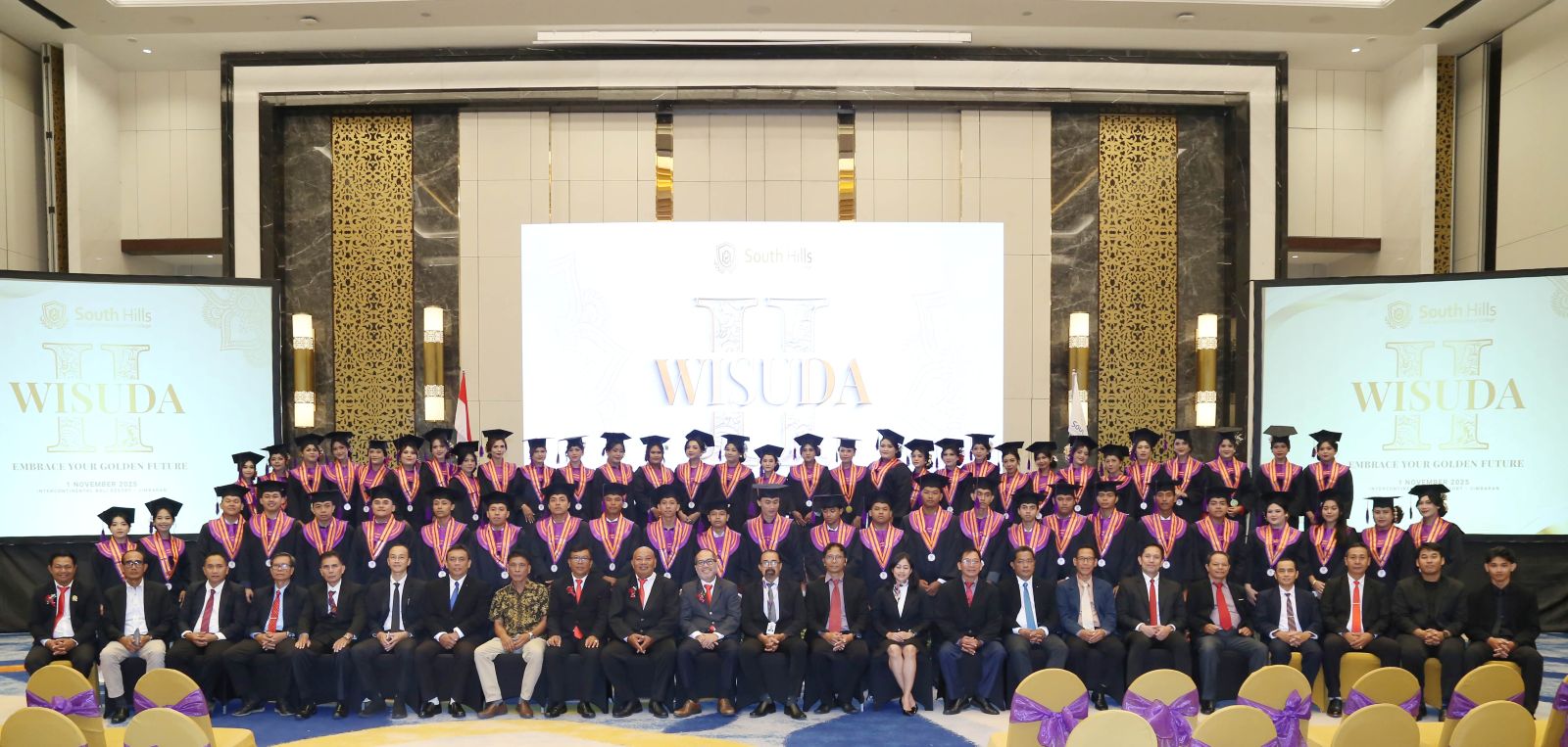 PUNCAK BELAJAR: Para wisudawan South Hills College foto bersama usai penyematan toga