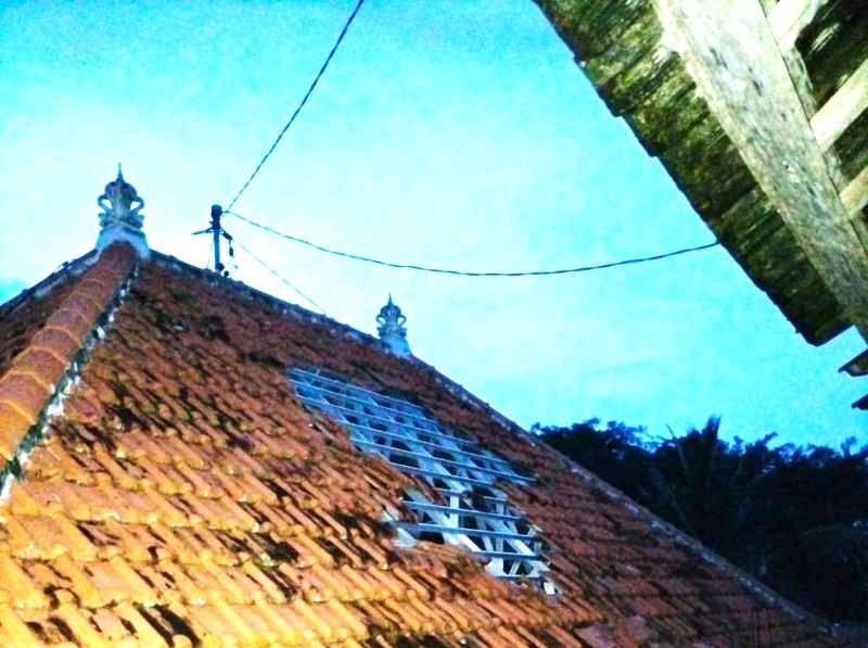 GENTING BERHAMBURAN : Angin puting beliung rusak genting rumah warga. (Foto: Polsek Nusa Penida)