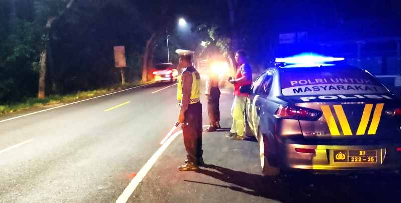 LANGSUNG BUBAR: Patroli Polsek Melaya di Tugu Lersil, Jalan Denpasar - Gilimanuk untuk membubarkan balap liar minggu malam. (Foto:Polsek Melaya)