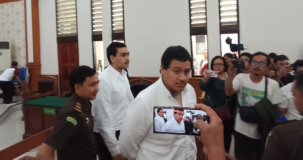 KETAHUAN: Terdakwa Mevlut Coskun, 22, Paea-I-Midelmore Tupou, 26, usai menjalani sidang di PN Denpasar.