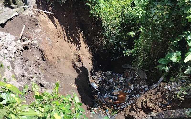 GEGARA LONGSOR: Bangunan gudang BRI Ubud ini jatuh ke jurang akibat longsor, dokumen dan dana masyarakat tetap aman.(istimewa)