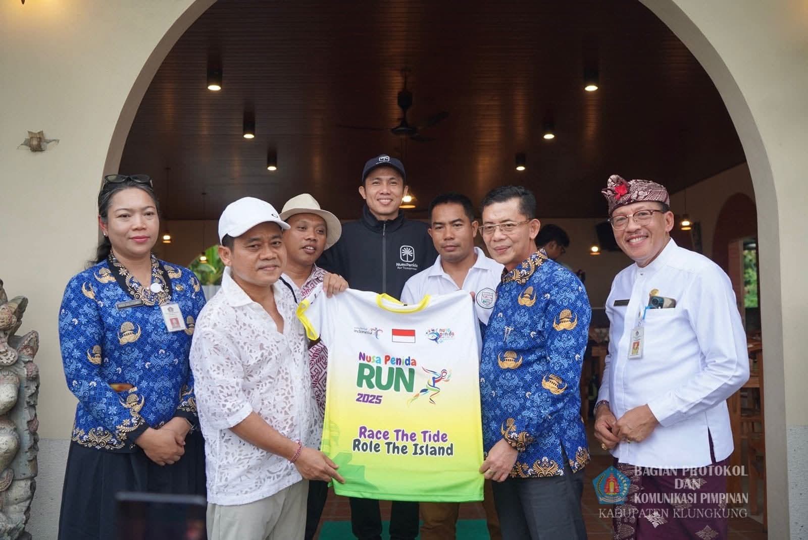 Bupati Klungkung I Made Satria (dua dari kanan) memegang jersey Nusa Penida Run 2025 bagian dari Nusa Penida Festival.