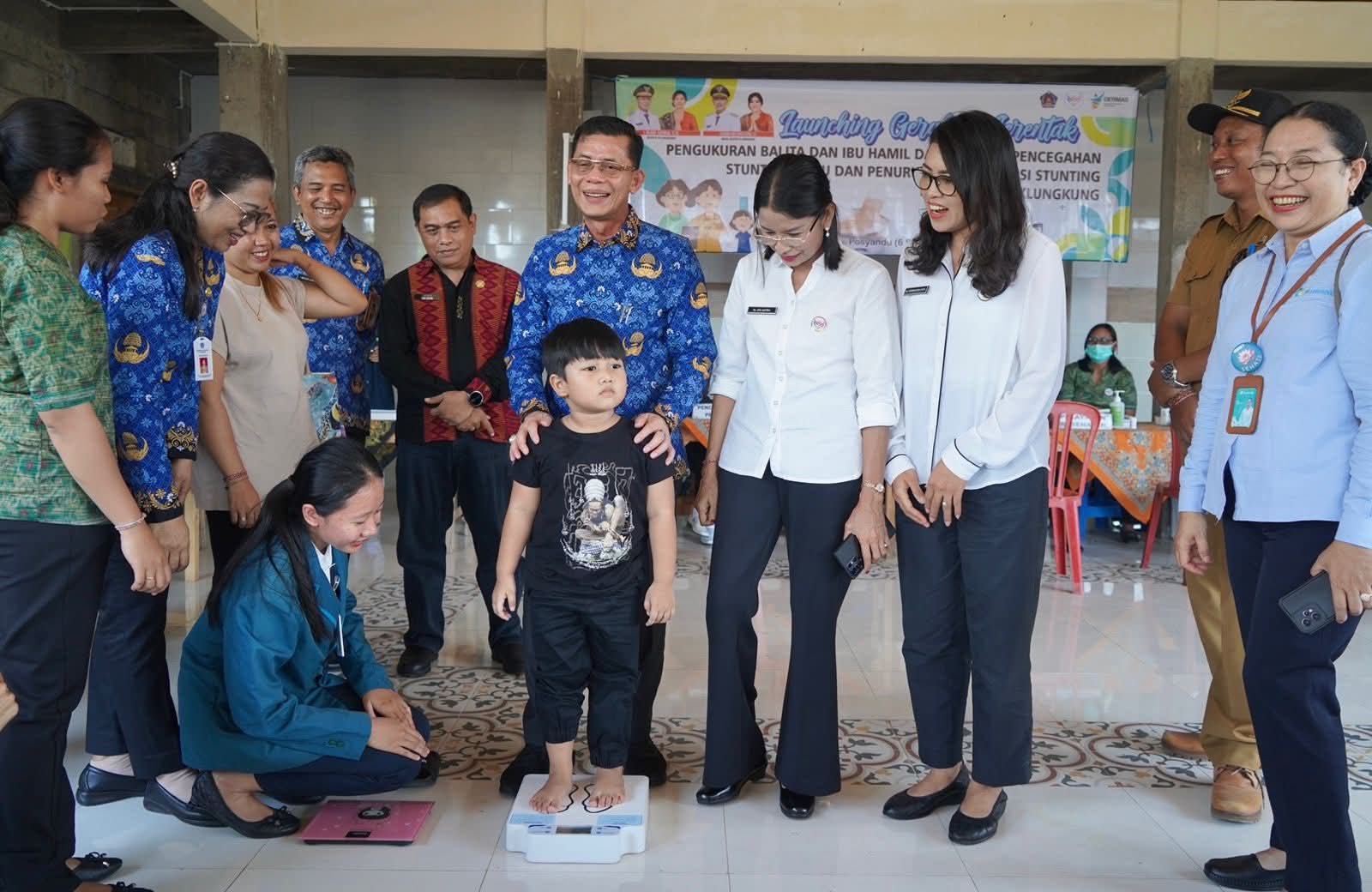 Bupati Klungkung I Made Satria bersama Ketua TP. Posyandu Kabupaten Klungkung, Ny. Eva Satria di Posyandu (6 SPM) Banjar Adat Pancoran, Desa Gelgel, Kecamatan Klungkung, Senin (3/11).