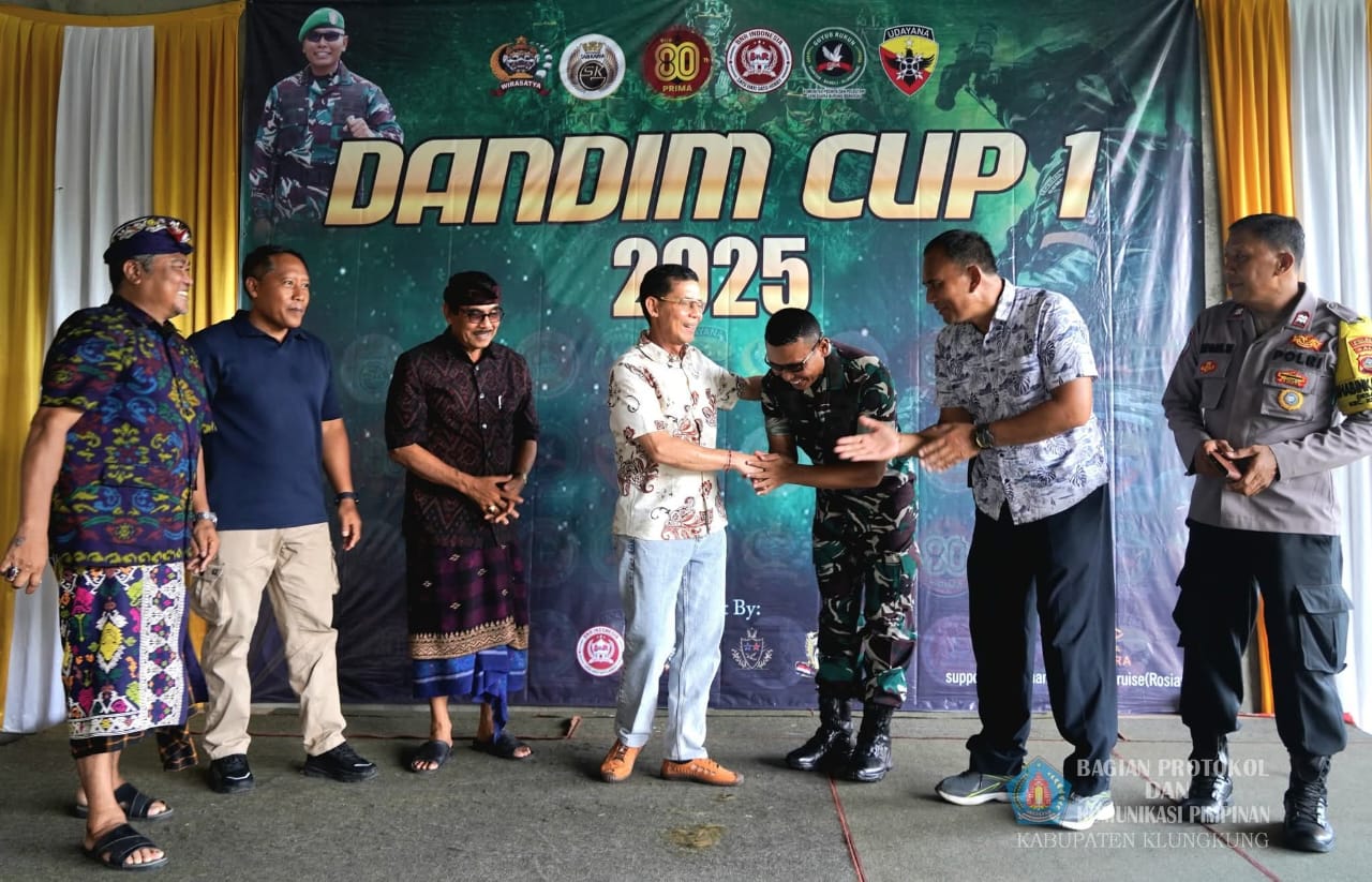 Bupati Klungkung I Made Satria membuka kegiatan lomba Seni Suara Burung Berkicau Dandim Cup I, bertempat di Gantangan Sari Karya Desa Akah Kecamatan Klungkung Kabupaten Klungkung, Minggu (2/11).