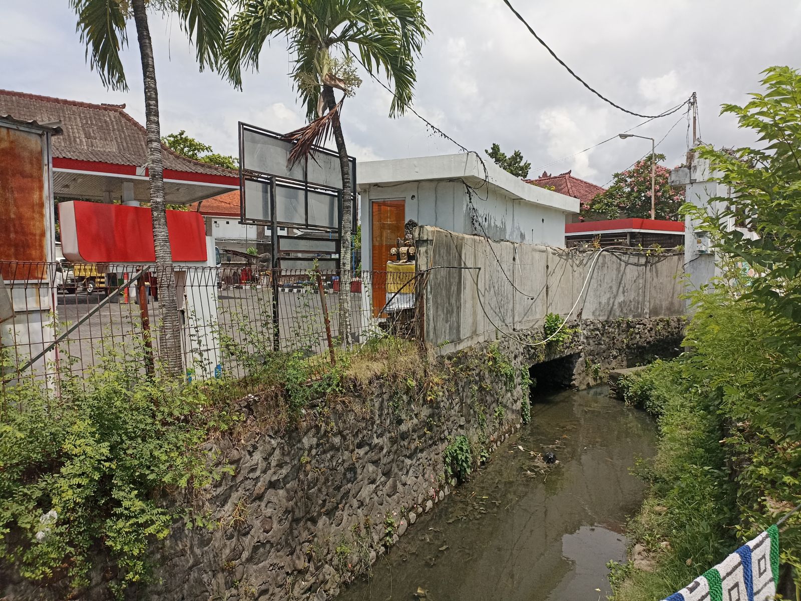 DIATAS SUNGAI: Salah satu SPBU yang dibangun diatas sungai di kawasan Pemogan Densel ini sedang di selidiki oleh pansus TRAP