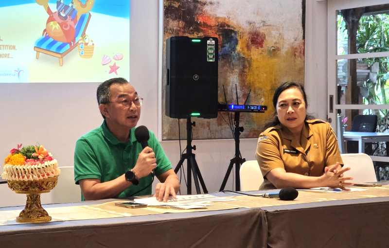 BEBERKAN ACARA: Ketua YPS, Ida Bagus Gede Sidharta Putra (kiri) dan Kabid Pemasaran Dinas Pariwisata Kota Denpasar, Ni Ketut Trisna Aryani. (Foto : Marsellus Pampur)